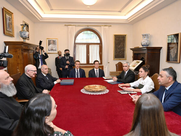 Mehriban Əliyeva Vatikanda Müqəddəs Pavel Bazilikasının baş keşişi ilə görüşüb - <span class="color_red">FOTO</span>