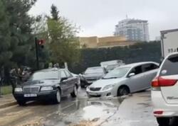 Bakıda avtomobil çuxura düşdü, tıxac yarandı - <span class="color_red">VİDEO</span>
