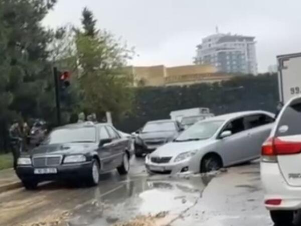 Bakıda avtomobil çuxura düşdü, tıxac yarandı - <span class="color_red">VİDEO</span>