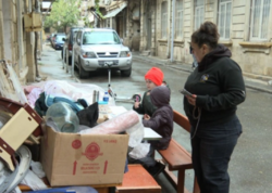 Bakıda ailə evindən çıxarıldı - Övladları küçədə dərs oxuyurlar - <span class="color_red">VİDEO</span>