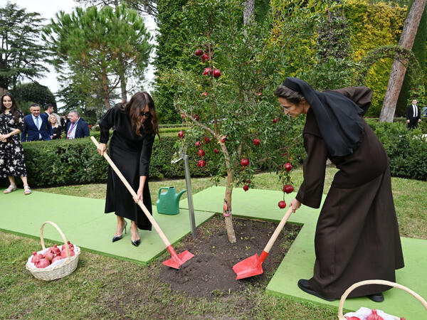 Mehriban Əliyeva və ailə üzvləri Vatikan bağlarında ağacəkmə mərasimində iştirak ediblər - <span class="color_red">FOTO</span>