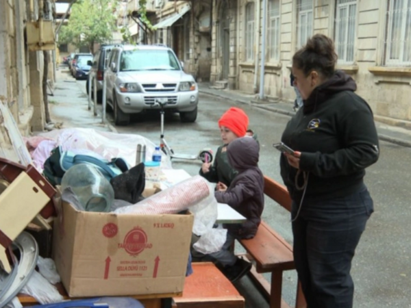 Bakıda ailə evindən çıxarıldı - Övladları küçədə dərs oxuyurlar - <span class="color_red">VİDEO</span>