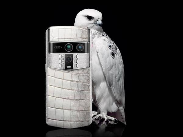 &quot;Vertu&quot; bazara qayıdır - İçi qızıl, üstü timsah dərisi...