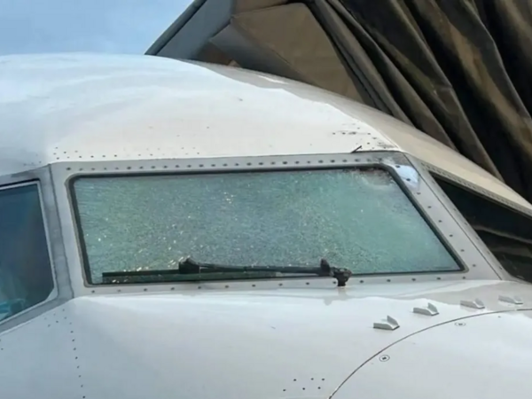 ABŞ-də sərnişin təyyarəsinə meteor çırpıldı - Pilot yaralandı - FOTO