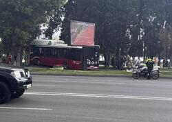 &quot;Bakubus&quot; Bulvara girdi, ağacları aşırtdı - VİDEO - FOTO