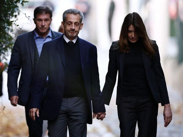 Nikola Sarkozi həbsxanaya arvadı ilə əl-ələ getdi - <span class="color_red">VİDEO</span>