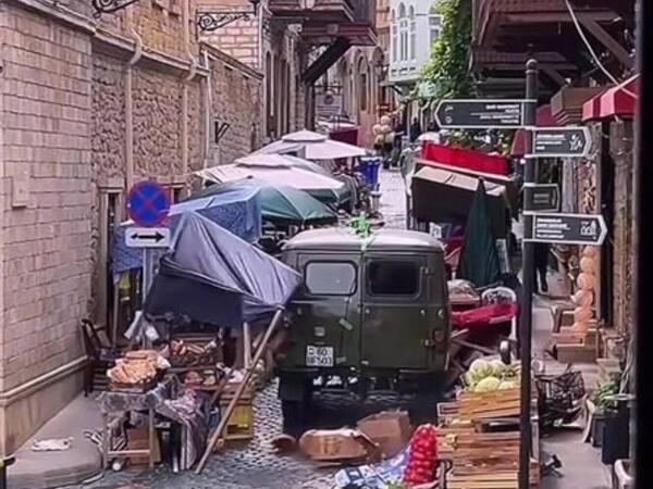 Bakının mərkəzində aləmi bir-birinə qatan maşınlar kimindir? - VİDEO