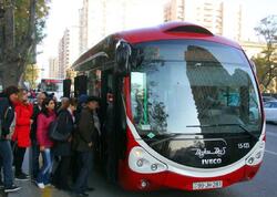 &quot;Bakubus&quot; sürücüsü sərnişinlərin başına oyun açdı: yaşlı qadının halı PİSLƏŞDİ - <span class="color_red">VİDEO</span>