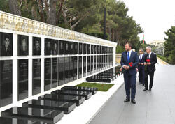 Estoniyanın xarici işlər naziri Bakıda şəhidlərin xatirəsini anıb - FOTO
