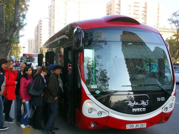 &quot;Bakubus&quot; sürücüsü sərnişinlərin başına oyun açdı: yaşlı qadının halı PİSLƏŞDİ - <span class="color_red">VİDEO</span>