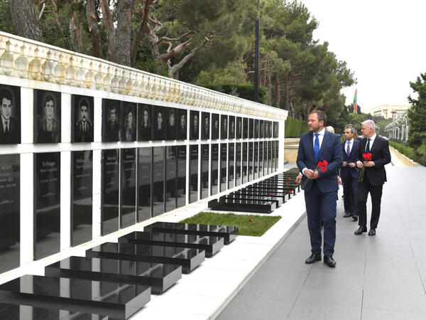 Estoniyanın xarici işlər naziri Bakıda şəhidlərin xatirəsini anıb - FOTO