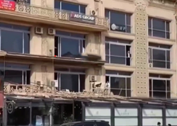 Bakıda binanın eyvanı restoranın üstünə uçdu