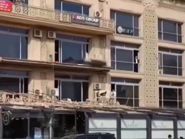 Bakıda binanın eyvanı restoranın üstünə uçdu