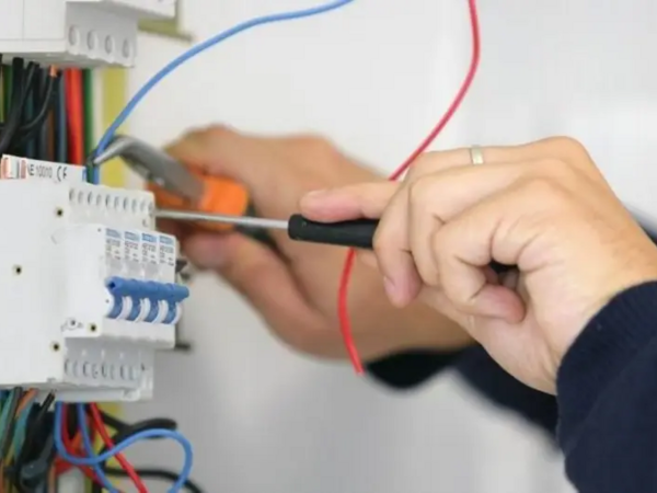 “Azercell”in əməkdaşını iş başında elektrik cərəyanı vurdu, vəziyyəti ağırdır