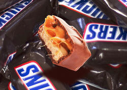 Bakıda &quot;Snickers&quot;in içindən qurd çıxdı - RƏSMİ REAKSİYA