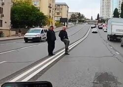 Bakıda kişi motosikletçini qəsdən yıxmaq istədi - VİDEO