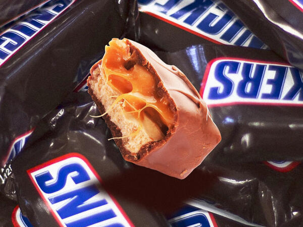 Bakıda &quot;Snickers&quot;in içindən qurd çıxdı - RƏSMİ REAKSİYA