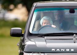 Kraliça Elizabetin “Range Rover”i hərraca çıxarıldı - FOTO