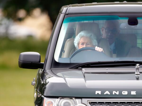 Kraliça Elizabetin “Range Rover”i hərraca çıxarıldı - FOTO