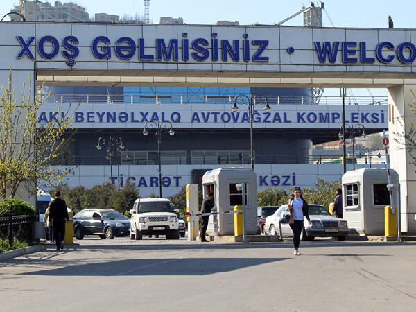 Onlarla taksi sürücüsü avtovağzalda gecələyir - VİDEO