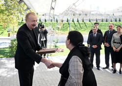 İlham Əliyev Cəbrayıl rayonunun Horovlu kəndinin sakinlərinə mənzillərin açarlarını təqdim edib - FOTO