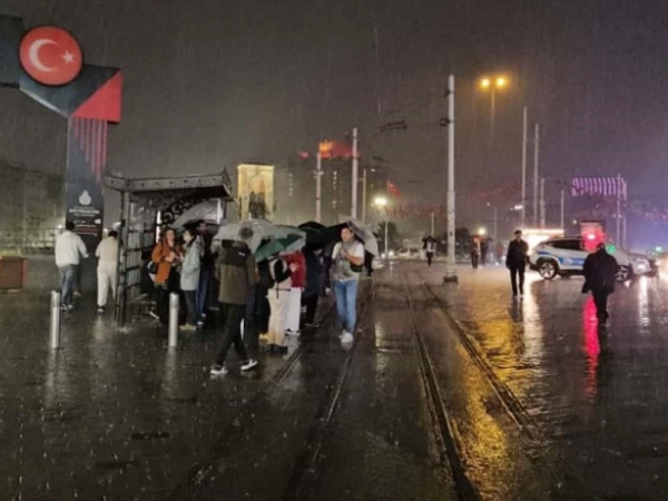 Zəlzələ və leysan eyni gecəyə təsadüf etdi: İstanbulda çətin anlar - <span class="color_red">FOTOlar</span>