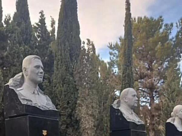 Təyyarə qəzasında həlak olan ekipaj üzvlərinin büstü qoyuldu