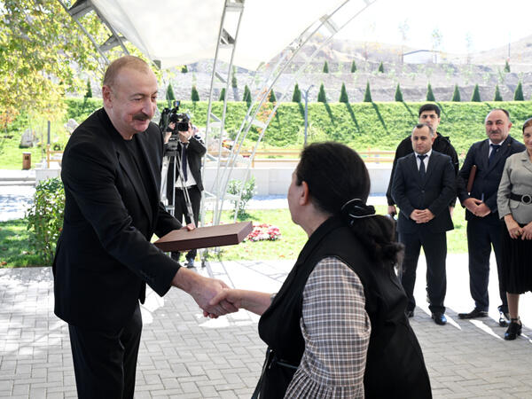 İlham Əliyev Cəbrayıl rayonunun Horovlu kəndinin sakinlərinə mənzillərin açarlarını təqdim edib - FOTO