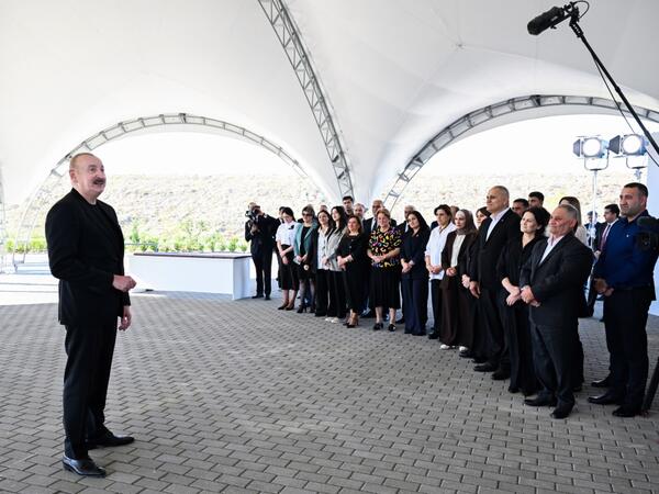 İlham Əliyev Zəngilanın Məmmədbəyli və Ağalı kəndlərinin sakinlərinə mənzillərin açarlarını təqdim edib - <span class="color_red">FOTO</span>
