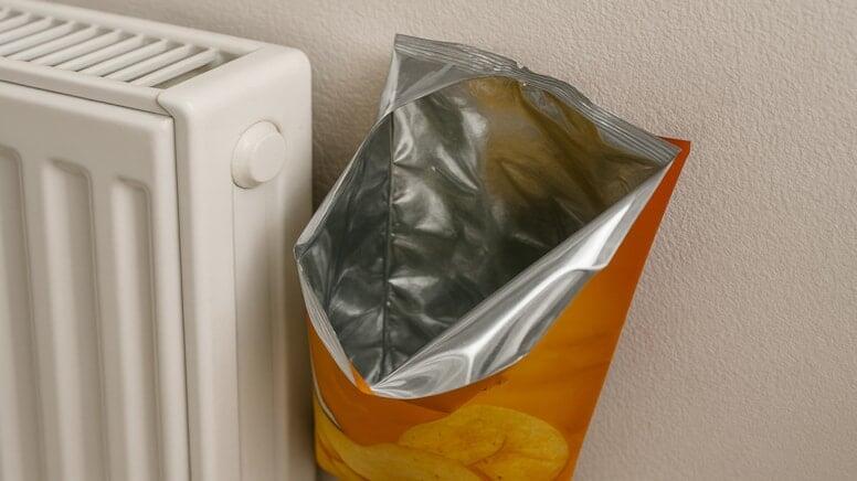 Radiatorların arxasına boş cips paketi qoyun və fərqi görün