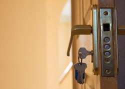 Qapısında bu işarə olanların bir-bir evlərinə girirlər