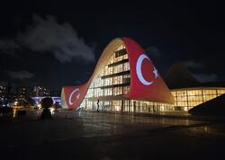 Heydər Əliyev Mərkəzi Türkiyə bayrağı ilə işıqlandırıldı