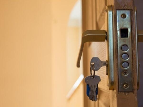 Qapısında bu işarə olanların bir-bir evlərinə girirlər