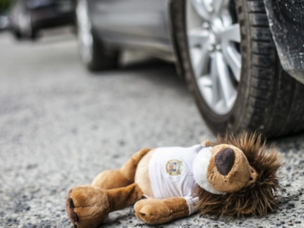 Salyanda qadın sürücü baba və nəvəni vurdu