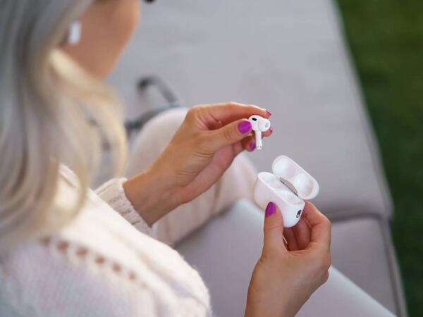 Yeni &quot;AirPods&quot; problemli çıxdı