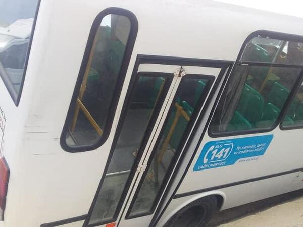 Şəkidə mikroavtobus ağaca çırpıldı - Sürücü xəsarət aldı