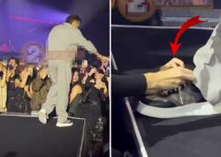 Səhnədə pərəstişkarına ayaqqabısını bağlatdırdı - <span class="color_red">VİDEO</span>