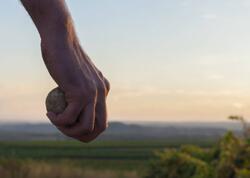 İçində sərnişinlər olan qatara daş atan yeniyetmələr tapıldı