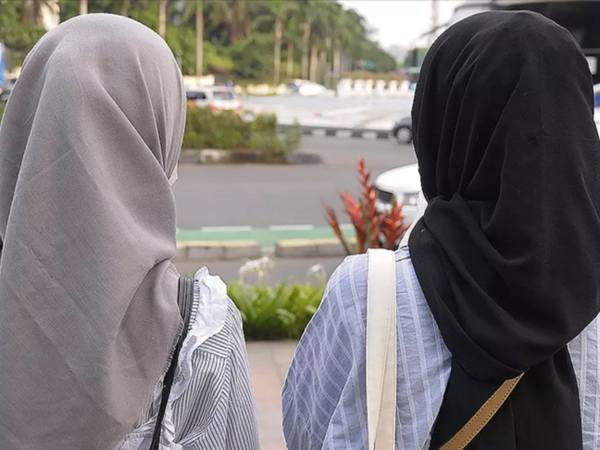 Əhalisinin 92 faizi müsəlmandır - Hicab qadağa edildi