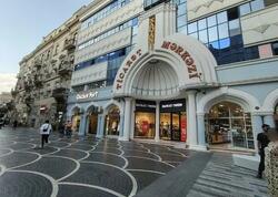 Ticarət mərkəzinin qarşısında təbii ehtiyacını ödədi: &quot;Böyrəklərimdə problem var&quot;