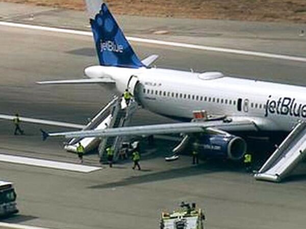 ABŞ-də təyyarə təcili eniş etdi - <span class="color_red">15 yaralı var</span>