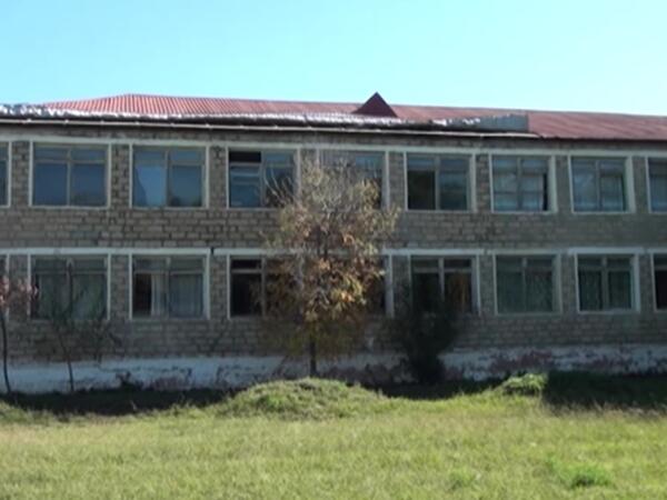 Bu məktəbdə dərslər dəhlizdə keçirilir - <span class="color_red">VİDEO</span>