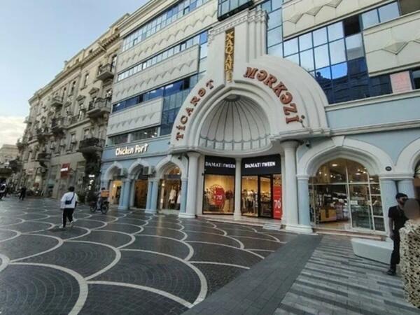 Ticarət mərkəzinin qarşısında təbii ehtiyacını ödədi: &quot;Böyrəklərimdə problem var&quot;