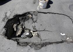 Bakıda sürücü dağılmış asfaltı özü yamadı - VİDEO