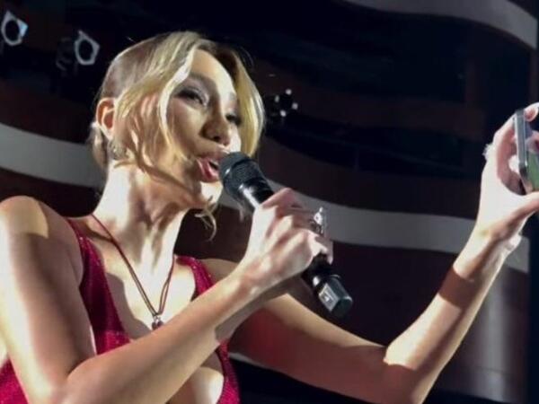 Röya konsertində tamaşaçını təpiklədi - <span class="color_red">VİDEO</span>