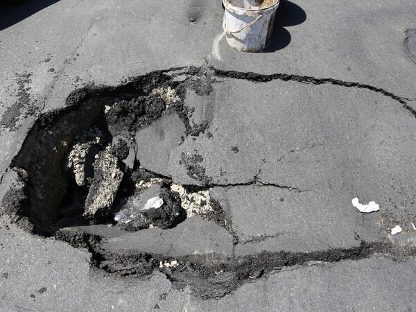 Bakıda sürücü dağılmış asfaltı özü yamadı - VİDEO