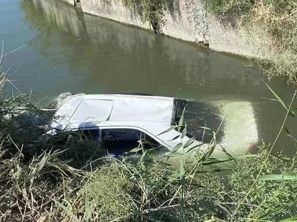 Sumqayıtda avtomobil kanala düşüb, xəsarət alanlar var - <span class="color_red">FOTO</span>