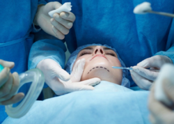 Tanınmış estetik-cərrahdan KÜTLƏVİ ŞİKAYƏT - Əməliyyat etdiyi qadının burnu çürüyür?