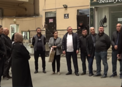 Bir mənzil 3 nəfərə satılıb, sahibi isə həbsdədir