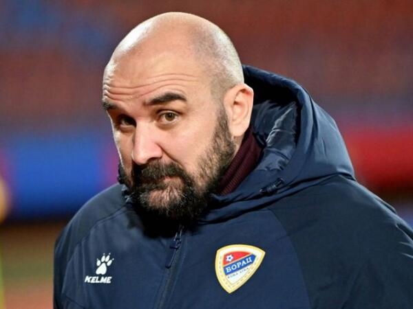 44 yaşlı baş məşqçi oyun zamanı ÖLDÜ